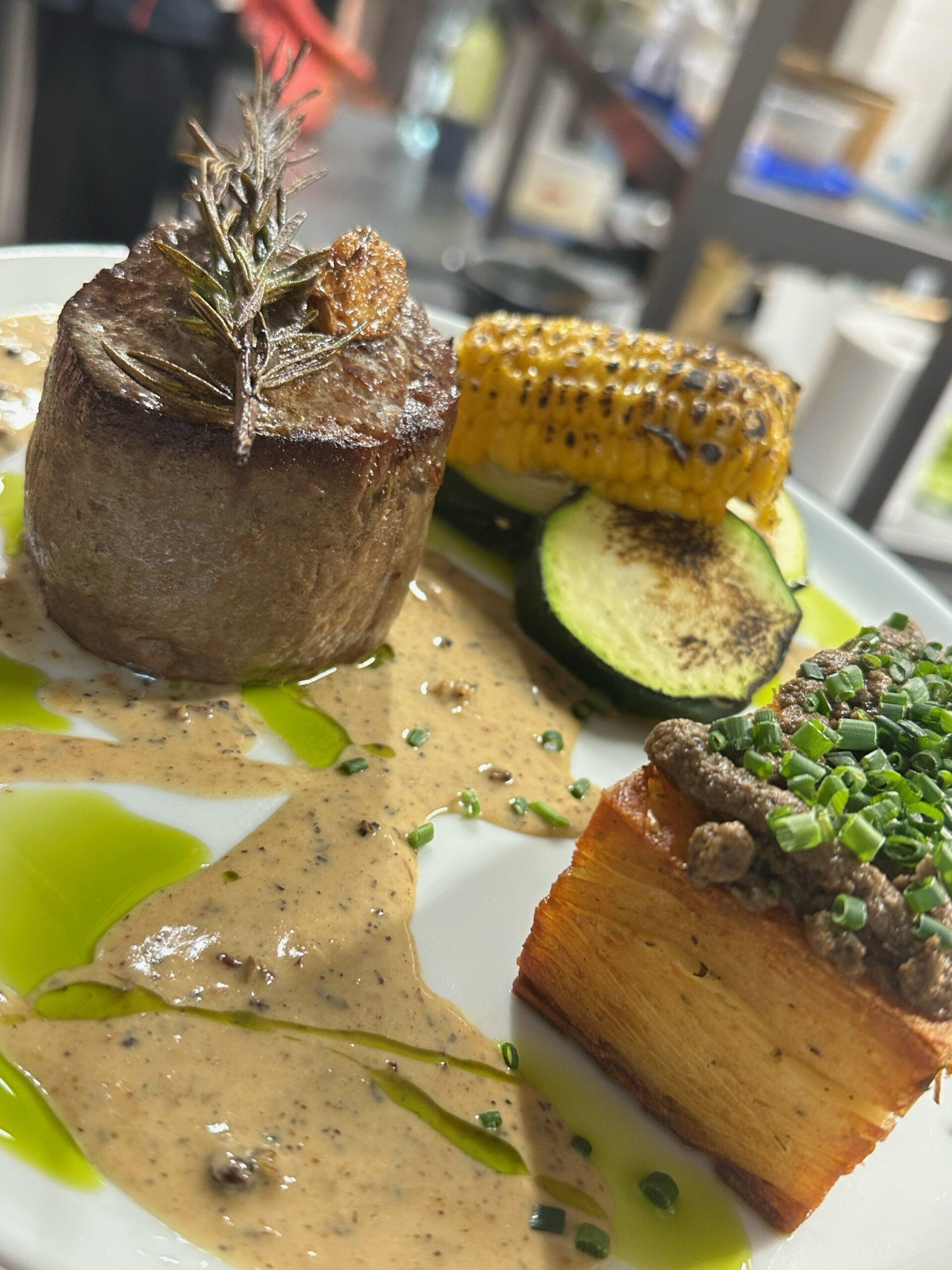 Stek z polędwicy wołowej z grillowaną kukurydzą, cukinią i sosem – Gusto di Capri we Wrocławiu