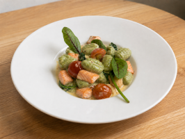 Gnocchi szpinakowe z łososiem i pomidorkami koktajlowymi – restauracja Le Vert we Wrocławiu