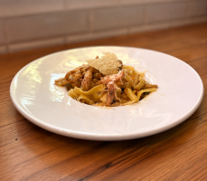 Tagliatelle z kurczakiem i kurkami w kremowym sosie – Gusto di Capri we Wrocławiu