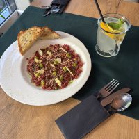 Tatar wołowy z pieczywem i dodatkami – restauracja Le Vert we Wrocławiu