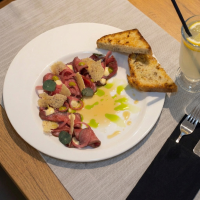 Roladki z wołowiny z piklami i pieczywem – restauracja Le Vert we Wrocławiu