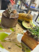 Stek z polędwicy wołowej z grillowaną kukurydzą, cukinią i sosem – Gusto di Capri we Wrocławiu